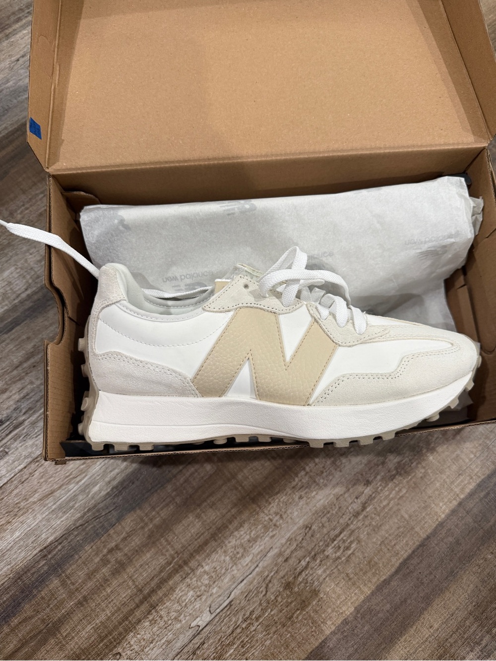 New Balance 327 Women’s White Beige Sneakers Size 9 NEW